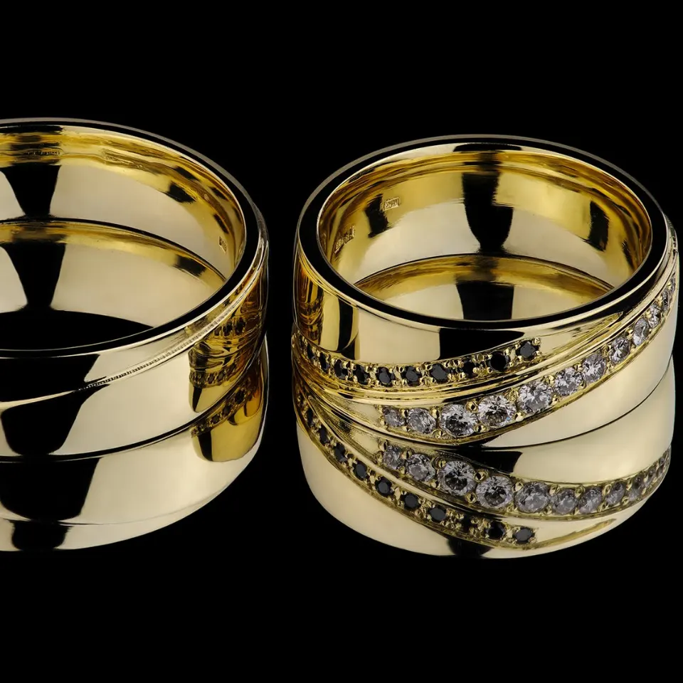 Vestuviniai žiedai Nr. V164-1 – 585 prabos geltono aukso vestuviniai žiedai, blizgus paviršius, moteriškas žiedas puoštas briliantais, bendras svoris 15 g