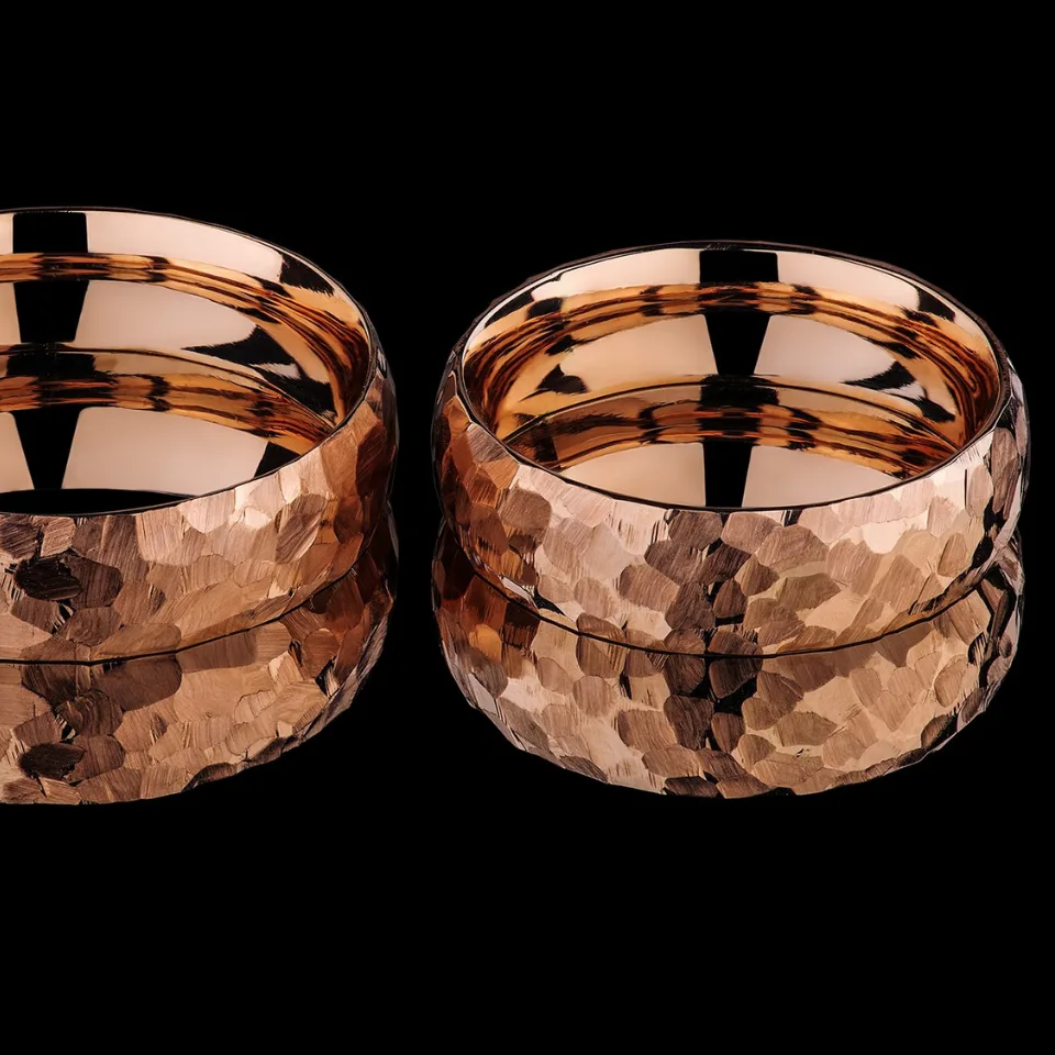 Vestuviniai žiedai Nr. V164 – 585 prabos raudono aukso vestuviniai žiedai su kalto (hammered) tipo tekstūriniu paviršiumi