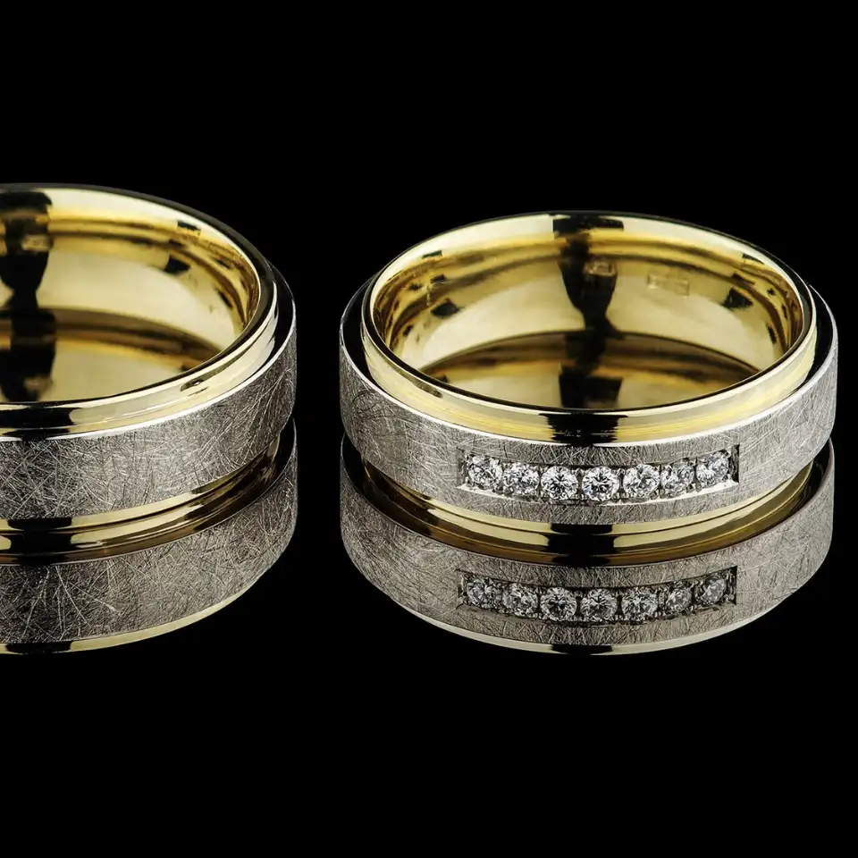 Vestuviniai žiedai Nr. V165 – 585 prabos balto ir geltono aukso vestuviniai žiedai su faktūriniu (šerkšnuotu) paviršiumi, bendras svoris 13g